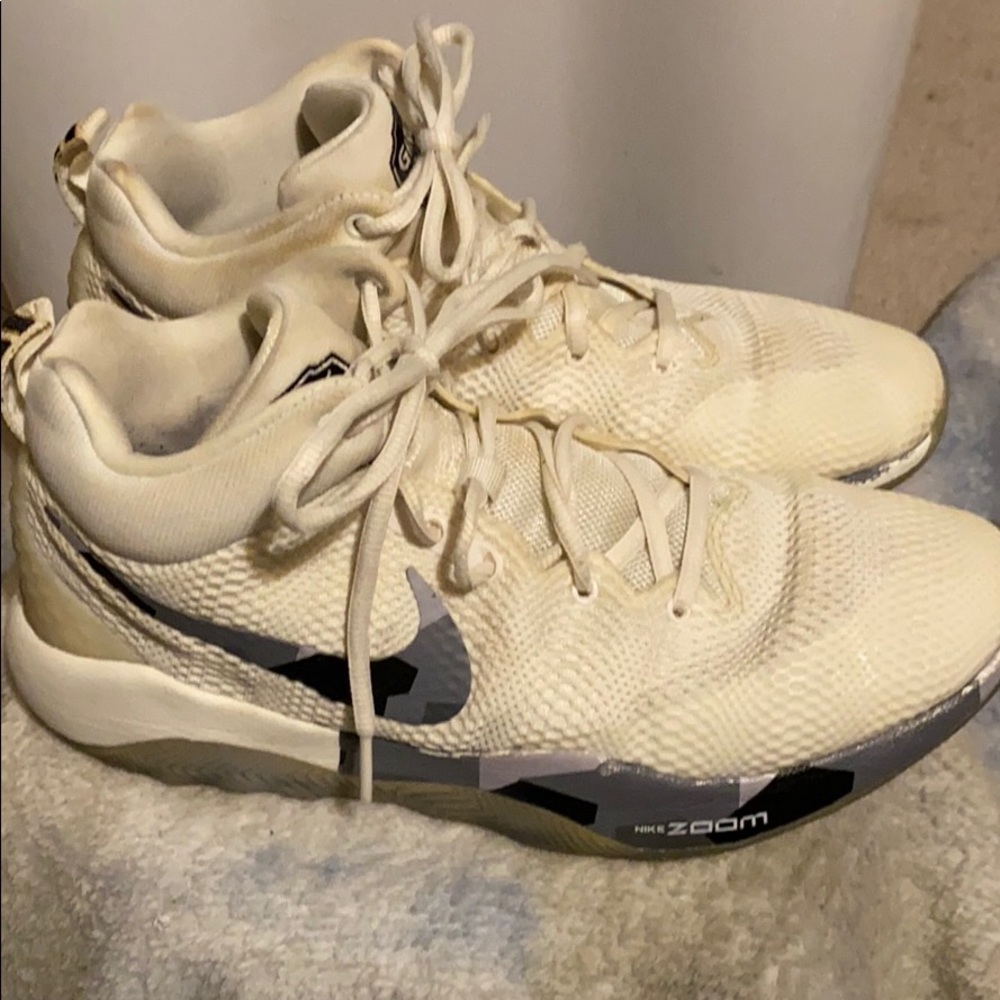 Women’s basketball shoes